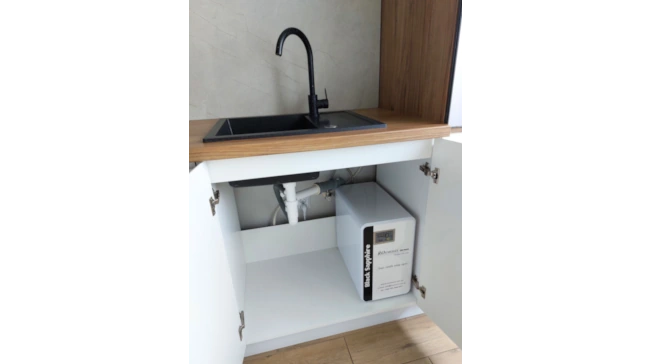 Urządzenie do uzdatniania wody zamontowane w szafce